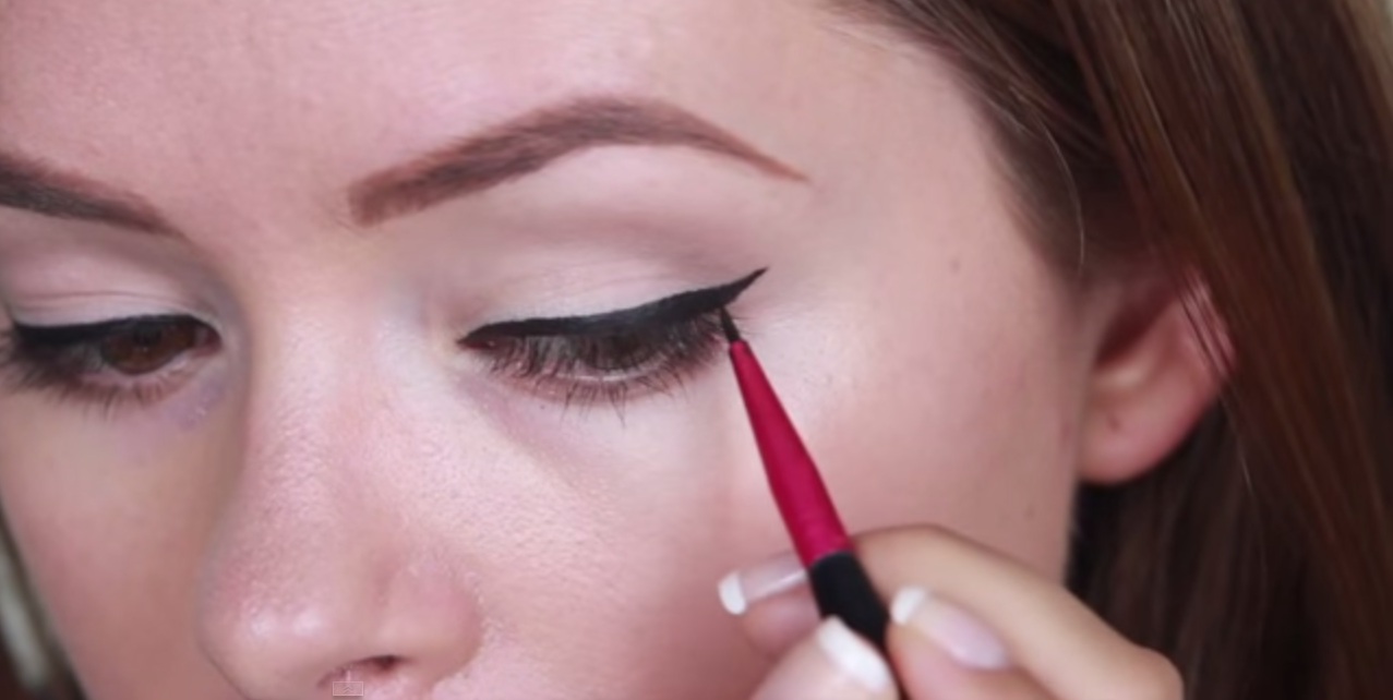Liquid Eyeliner Tanya Burr tutorial